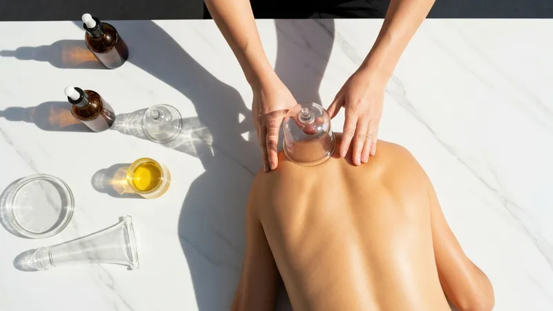 Techniques de massage aux ventouses et huile